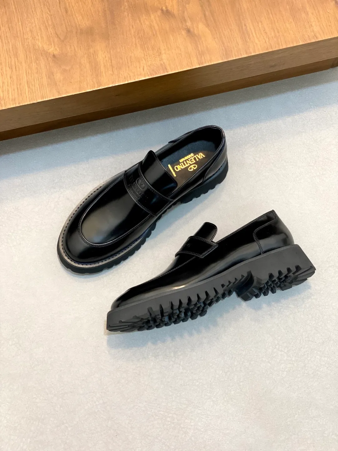 Men's shoes 💰740 VALENTINO Valentino's new men's fashionable casual leather shoes. These leather shoes are made of imported cowhide leather uppers, dyed calfskin lining and calfskin insoles. The upper foot is soft, comfortable and breathable. Comes with complete packaging in the original box! Visible details and quality. Size: 39-44 (customized at 38.45.46)